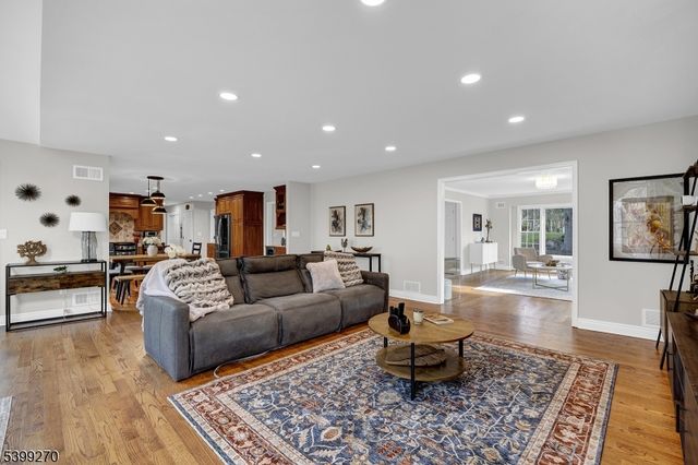 17 Knollwood Ter, Randolph Twp., NJ 07869