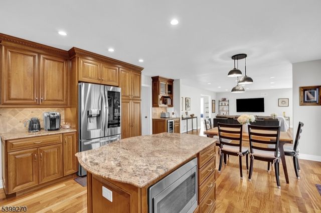 17 Knollwood Ter, Randolph Twp., NJ 07869