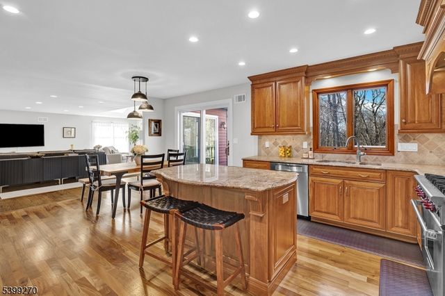 17 Knollwood Ter, Randolph Twp., NJ 07869