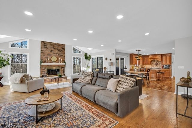 17 Knollwood Ter, Randolph Twp., NJ 07869