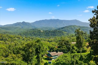 812 Beanstalk Court, Gatlinburg, TN 37738
