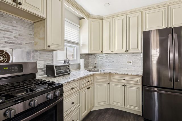 4 N 10th Street, New Hyde Park, NY 11040