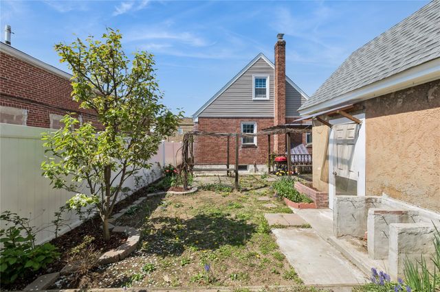 4 N 10th Street, New Hyde Park, NY 11040