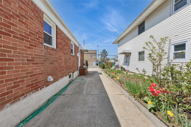 4 N 10th Street, New Hyde Park, NY 11040