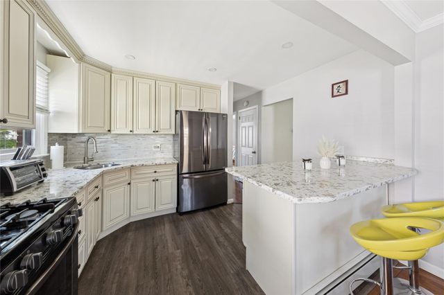 4 N 10th Street, New Hyde Park, NY 11040