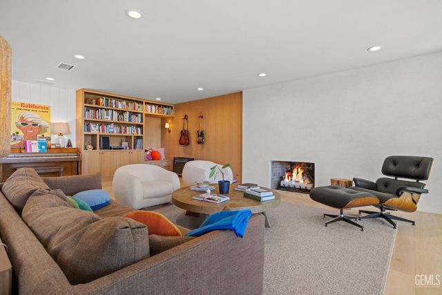 1217 Tam O Shanter Drive, Bakersfield, CA 93309