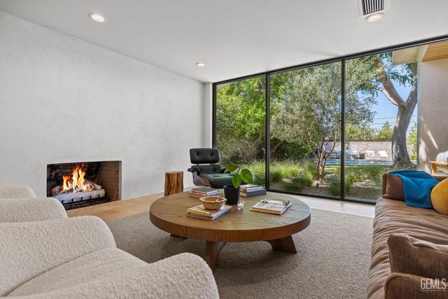 1217 Tam O Shanter Drive, Bakersfield, CA 93309