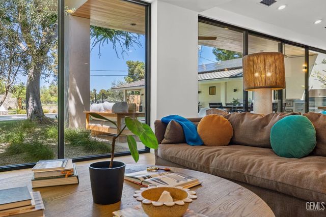 1217 Tam O Shanter Drive, Bakersfield, CA 93309