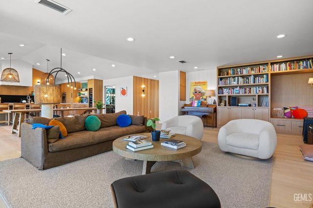 1217 Tam O Shanter Drive, Bakersfield, CA 93309