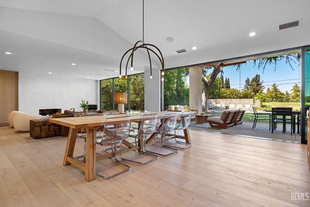 1217 Tam O Shanter Drive, Bakersfield, CA 93309