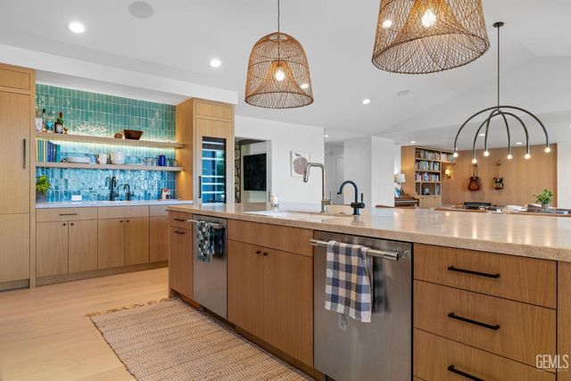 1217 Tam O Shanter Drive, Bakersfield, CA 93309