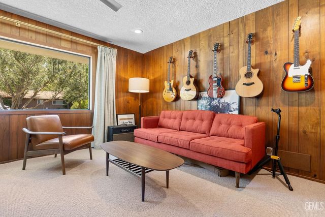 1217 Tam O Shanter Drive, Bakersfield, CA 93309