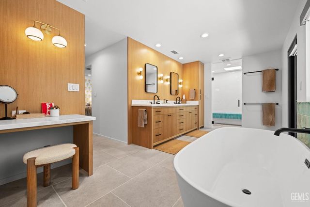 1217 Tam O Shanter Drive, Bakersfield, CA 93309