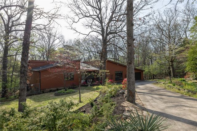 2700 Rosewood Drive, Fayetteville, AR 72703