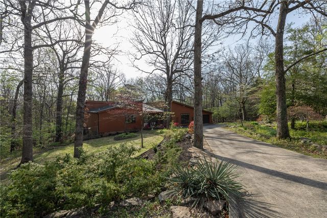 2700 Rosewood Drive, Fayetteville, AR 72703