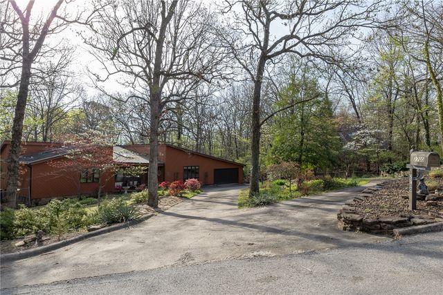 2700 Rosewood Drive, Fayetteville, AR 72703