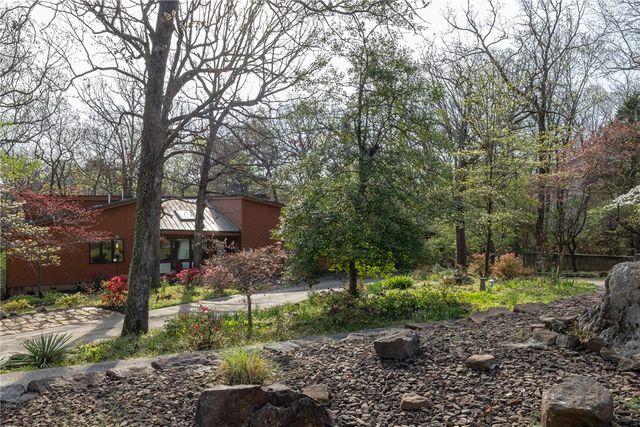 2700 Rosewood Drive, Fayetteville, AR 72703