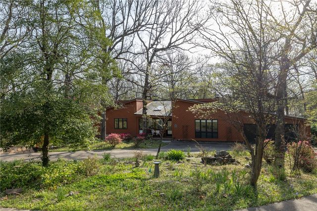 2700 Rosewood Drive, Fayetteville, AR 72703