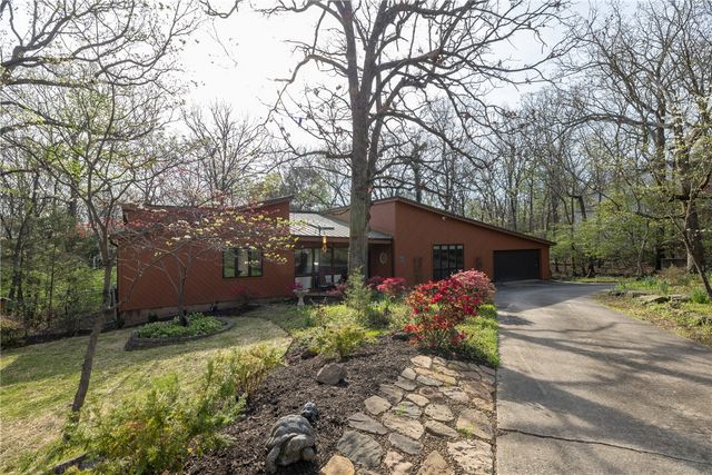 2700 Rosewood Drive, Fayetteville, AR 72703