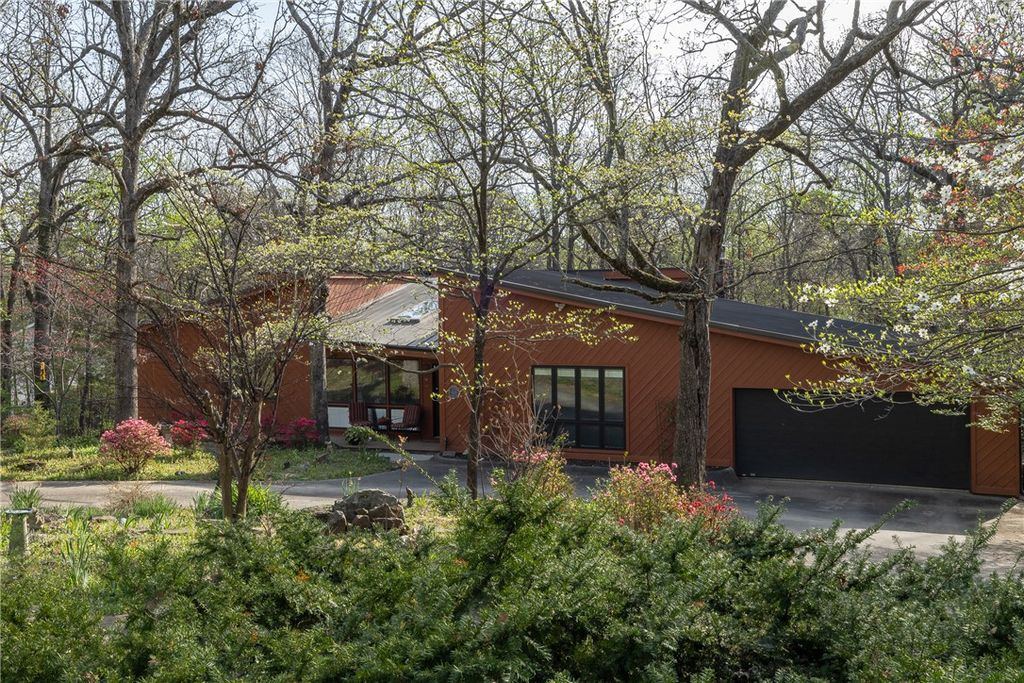 2700 Rosewood Drive, Fayetteville, AR 72703