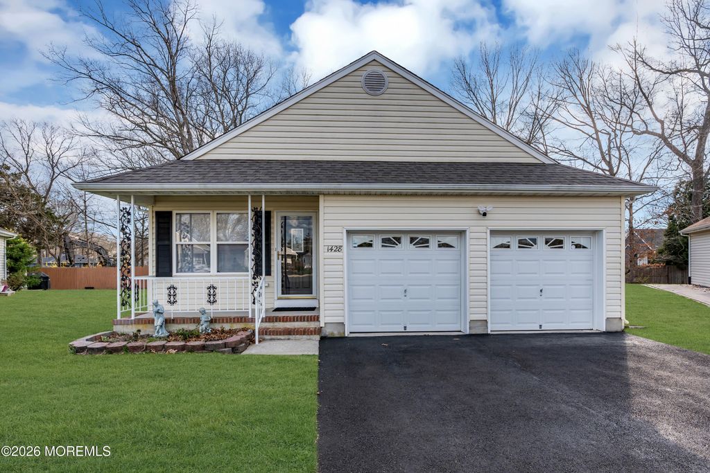 1428 Petunia Way S, Toms River, NJ 08755