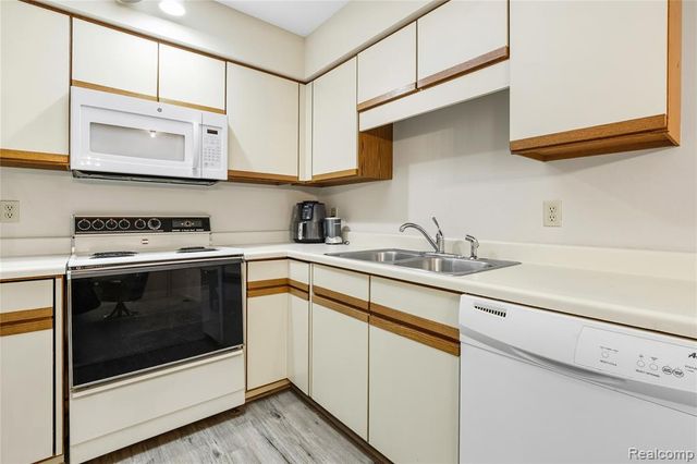 914 North Road, Fenton, MI 48430