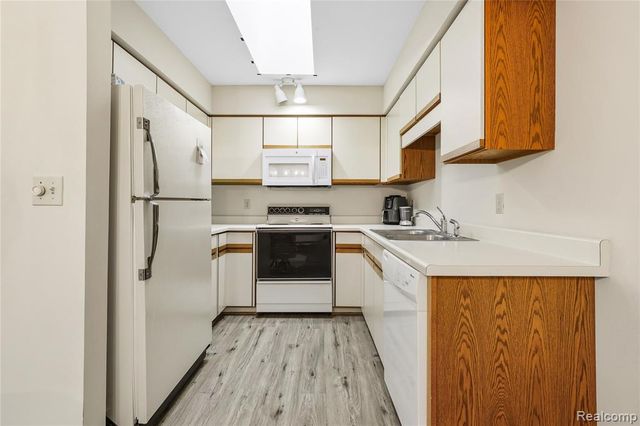 914 North Road, Fenton, MI 48430