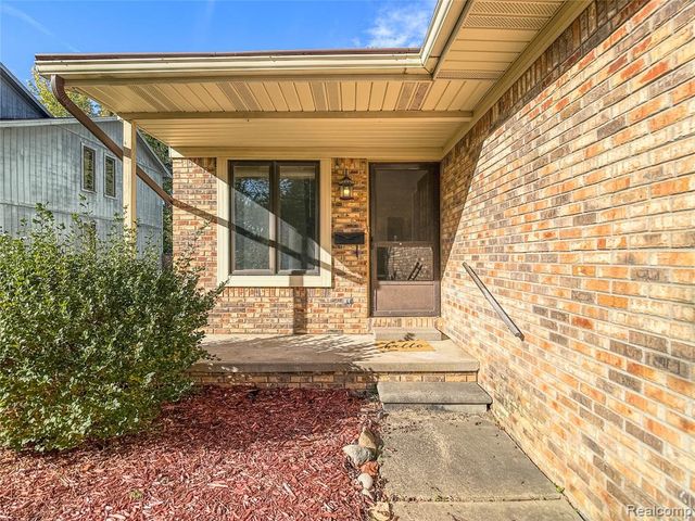 914 North Road, Fenton, MI 48430