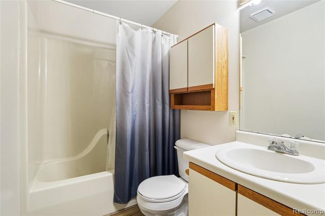 914 North Road, Fenton, MI 48430