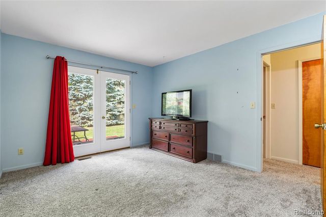 914 North Road, Fenton, MI 48430