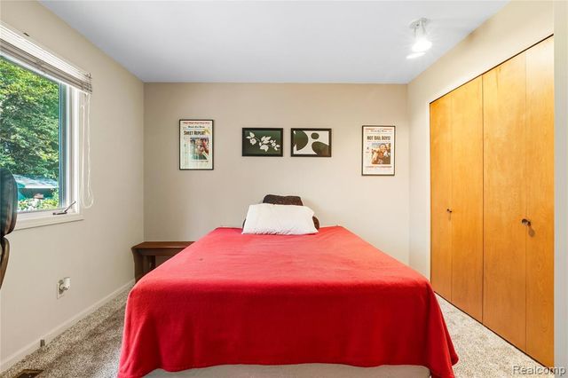 914 North Road, Fenton, MI 48430