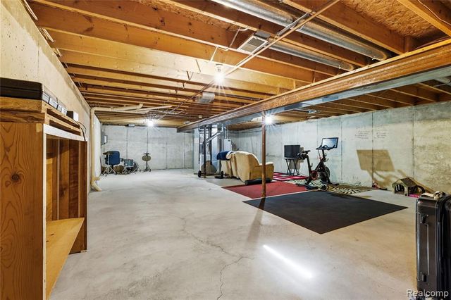 914 North Road, Fenton, MI 48430