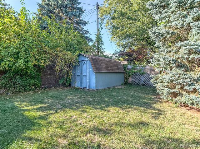 914 North Road, Fenton, MI 48430