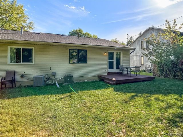 914 North Road, Fenton, MI 48430