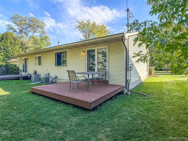 914 North Road, Fenton, MI 48430