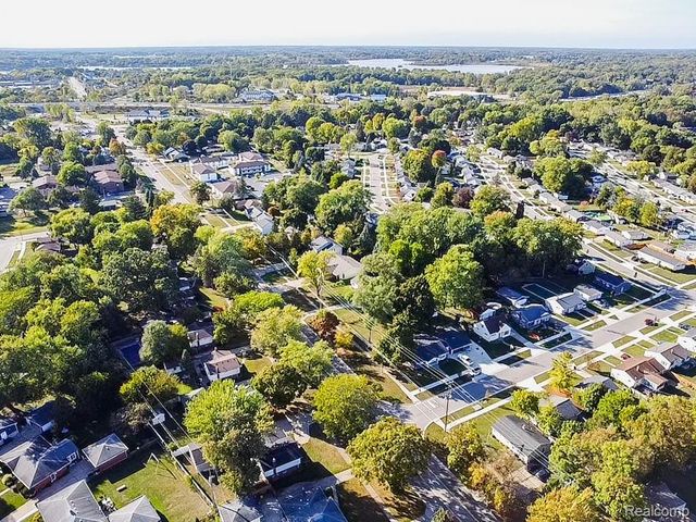 914 North Road, Fenton, MI 48430