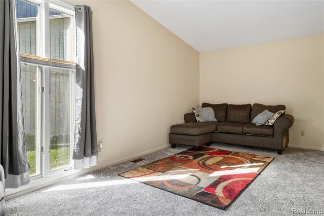 914 North Road, Fenton, MI 48430