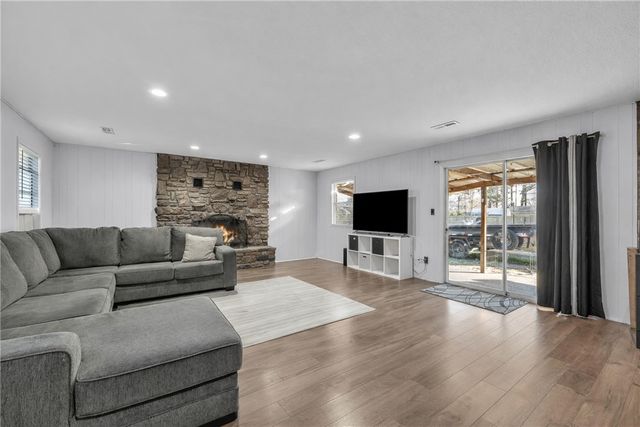 803 Gutensohn Road, Springdale, AR 72762