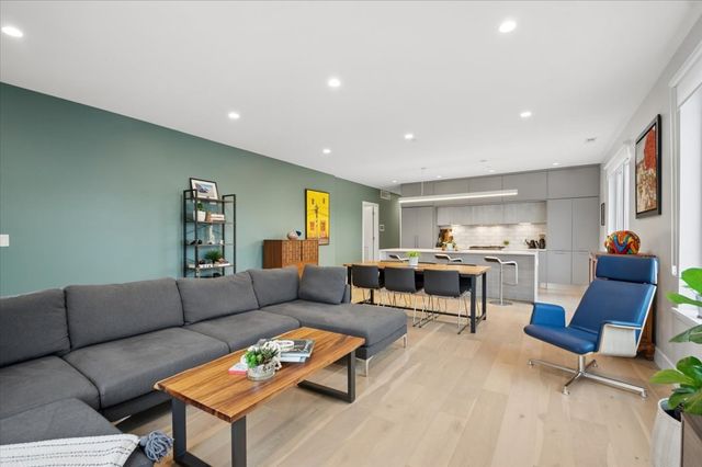 550 N Ogden Avenue 4N, Chicago, IL 60642