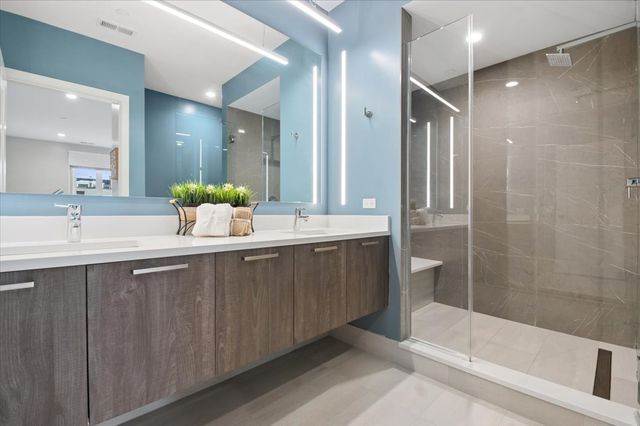 550 N Ogden Avenue 4N, Chicago, IL 60642