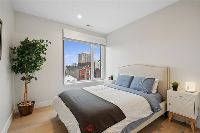 550 N Ogden Avenue 4N, Chicago, IL 60642