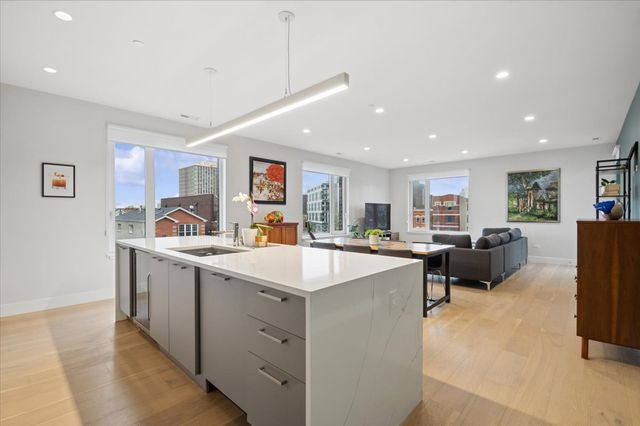 550 N Ogden Avenue 4N, Chicago, IL 60642