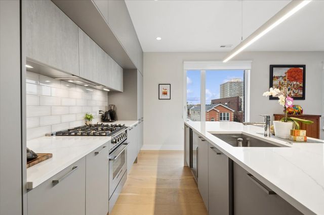 550 N Ogden Avenue 4N, Chicago, IL 60642