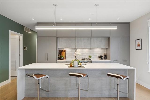 550 N Ogden Avenue 4N, Chicago, IL 60642