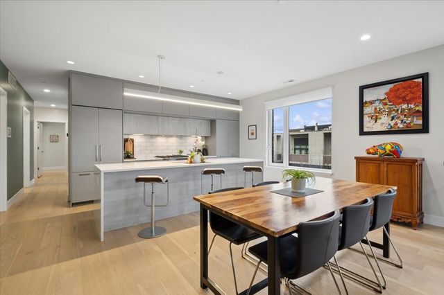 550 N Ogden Avenue 4N, Chicago, IL 60642