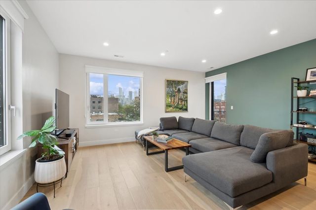 550 N Ogden Avenue 4N, Chicago, IL 60642