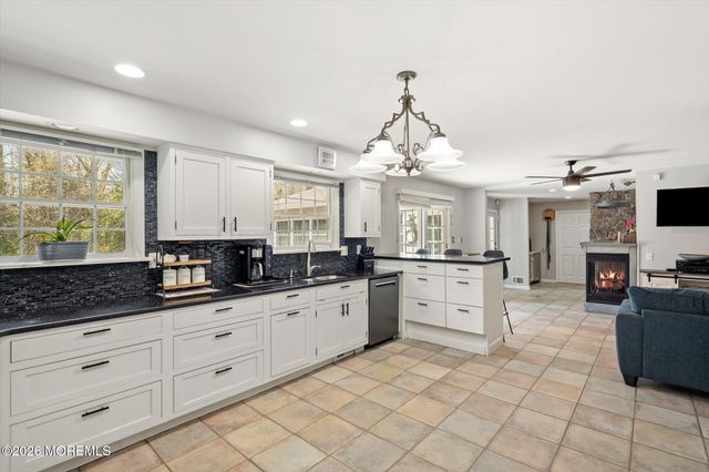 4 Twain Drive, Allentown, NJ 08501