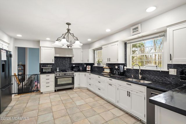 4 Twain Drive, Allentown, NJ 08501