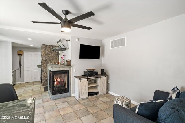 4 Twain Drive, Allentown, NJ 08501