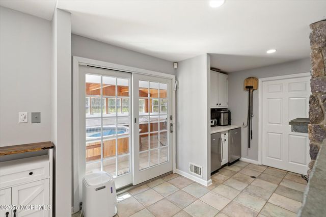 4 Twain Drive, Allentown, NJ 08501